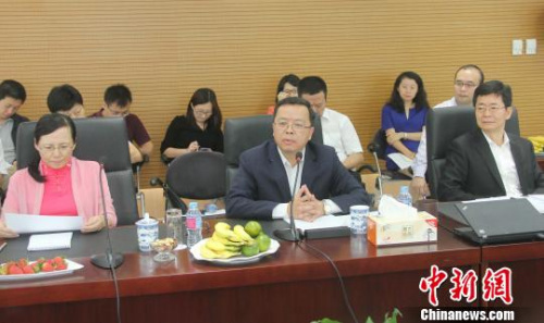 圖為黃溪連大使(中)在座談會(huì)上講話?！×钟纻?攝