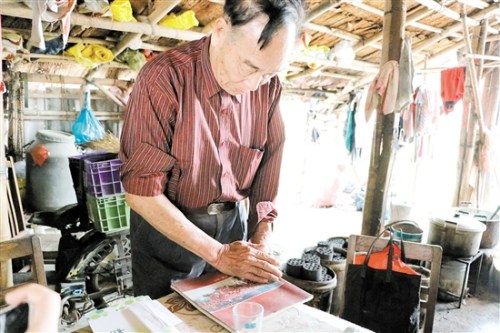 鄧錫康至今保留著舊時的禮樂龍舟畫冊。