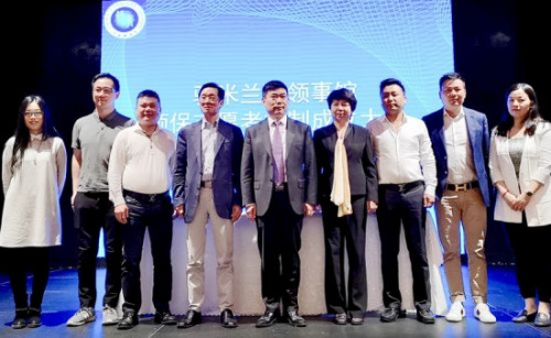  中國駐米蘭總領(lǐng)事館總領(lǐng)事宋雪峰(左五)、副總領(lǐng)事汪惠娟(左六)和米蘭領(lǐng)區(qū)首批領(lǐng)事保護(hù)志愿者合影。(圖片來源：《歐聯(lián)網(wǎng)》)