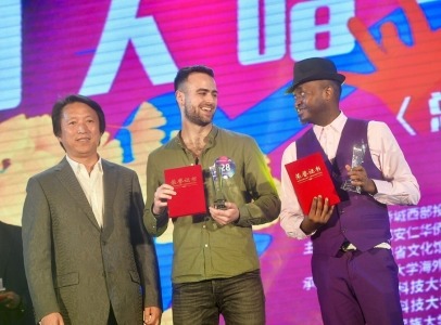 謝恩靈和Kay領(lǐng)獎。