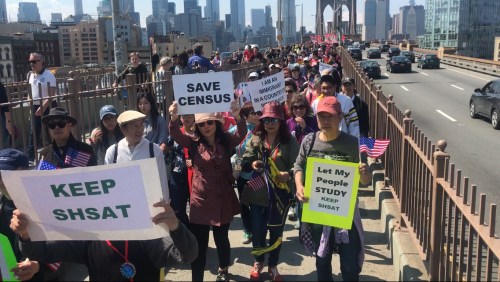 28日千余民眾上街高舉標(biāo)語，力爭移民權(quán)益。(記者牟蘭／攝影)