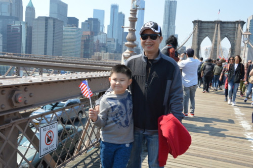 馮偉澤(左)同父母一起參與當(dāng)日游行。(記者牟蘭／攝影)