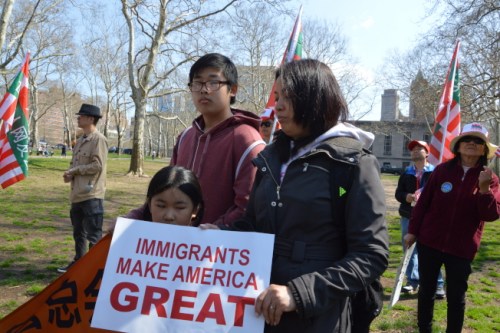 張Wendy帶一對兒子女前來參加游行。(記者牟蘭／攝影)