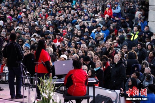 圖為來自不同族裔社區(qū)的代表登臺，用歌聲和詩句向罹難者致以哀悼，向生者傳遞鼓勵。<a target='_blank' >中新社</a>記者 余瑞冬 攝