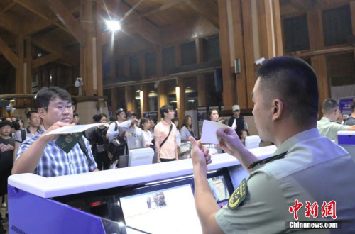 5月1日凌晨，韓國濟州航空7C8601航班降落在三亞鳳凰國際機場，141位旅客享受免簽政策進入三亞。他們是海南實施59國人員入境旅游免簽政策后，首批入境的免簽游客。<a target='_blank' >中新社</a>記者 王曉斌 攝