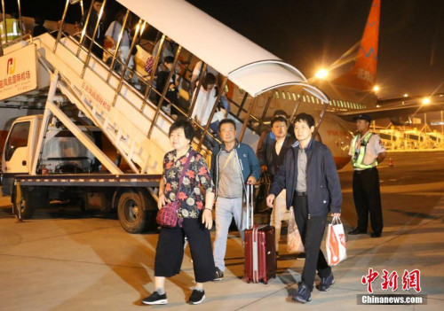 韓國旅客走下飛機。<a target='_blank' >中新社</a>記者 王曉斌 攝