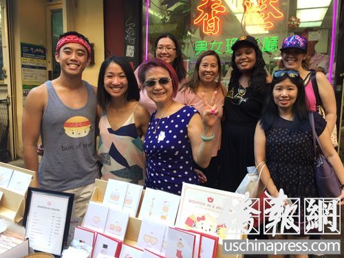 古雅莉（前左2）和媽媽及朋友。（美國《僑報》）