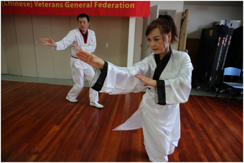 李薔薇帶領(lǐng)學(xué)員練武
