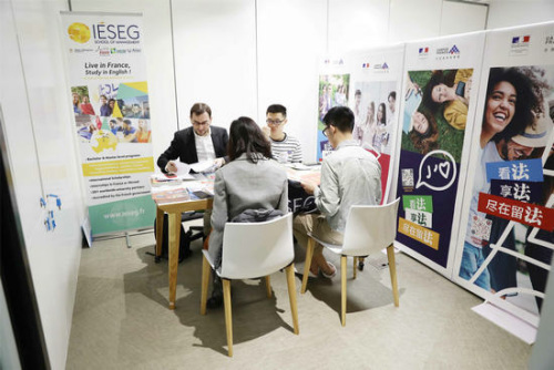 4月14日，法國高等教育署在北京舉辦“法國高校春季見面會”巡展，24所法國高校受邀參展，數(shù)百名學(xué)生以及家長與高校代表進(jìn)行一對一面談。(法國歐洲時(shí)報(bào)網(wǎng)/李雪峰 攝)
