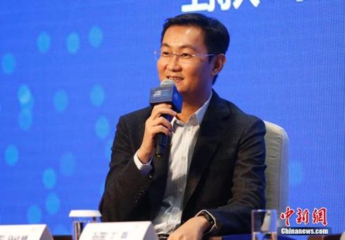 資料圖：2016年11月17日，騰訊公司董事局主席兼CEO馬化騰在浙江烏鎮(zhèn)出席第三屆世界互聯(lián)網(wǎng)大會企業(yè)家代表集體采訪活動。<a target='_blank' >中新社</a>記者 劉關(guān)關(guān) 攝