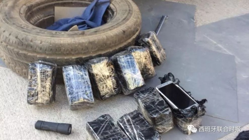 卡車備胎里面查獲的100個被盜的手機。(圖片來源：西班牙聯(lián)合時報微信公眾號)