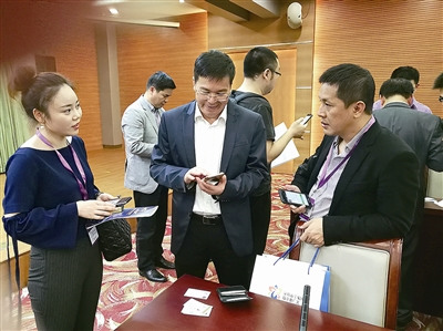 海外僑領(lǐng)僑商和華文媒體代表互相交流。