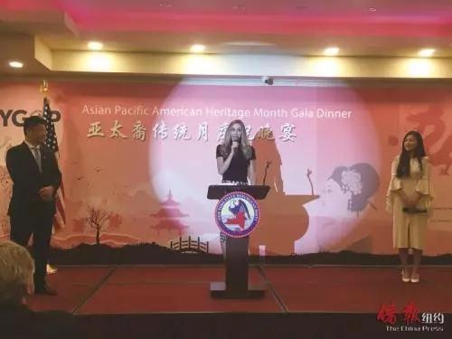 Lura Trump在2018亞太裔傳統(tǒng)月慶?；顒又兄罗o。(僑報 張晶攝)