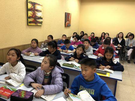 孩子們認真聽示范課。