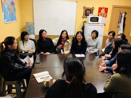 示范課后老師們交流觀摩課感受