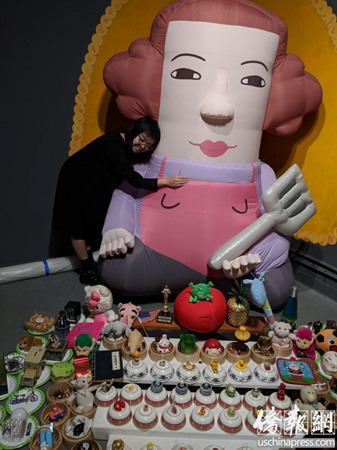 梁璧君投入到自己的作品《小人物》中。（美國《僑報》/陳勇青 攝）