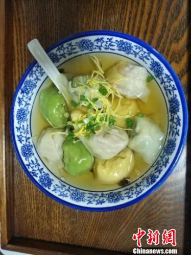 “仙嘗鮮”的五彩餛飩 何志豪供圖。