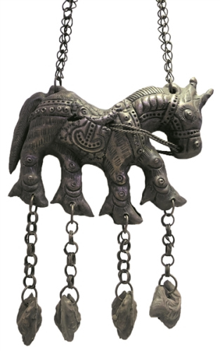 相較于市面上千篇一律的長(zhǎng)命鎖款式，熊福章展示的清末民國(guó)時(shí)期的款式要立體精致許多。