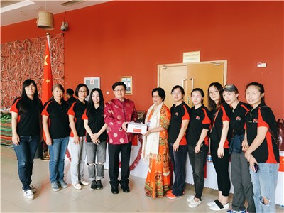 我館向活動主辦方捐贈義賣收入。(圖片來源：中國駐馬拉維大使館網(wǎng)站)