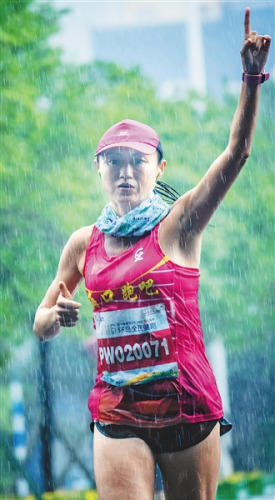 ?？谡?、瓊海站女子10公里組冠軍張爽。 本報(bào)記者 李幸璜 攝
