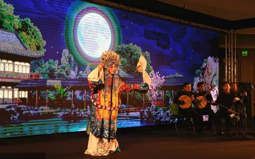 京劇表演藝術(shù)家史依弘在開幕式上表演。(圖/歐洲時(shí)報(bào)記者周修怡)