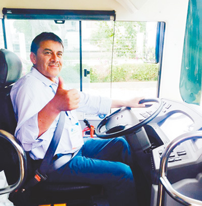 　　當(dāng)?shù)伛{駛員對比亞迪純電動大巴非常滿意。 　　本報記者 陳效衛(wèi)攝