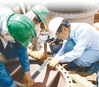 科瑞工程師在為客戶更換熱交換器配件。 本報記者 王驍波攝