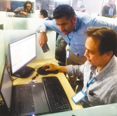 中興當(dāng)?shù)貑T工在庫房溝通調(diào)度。 　　本報記者 陳效衛(wèi)攝