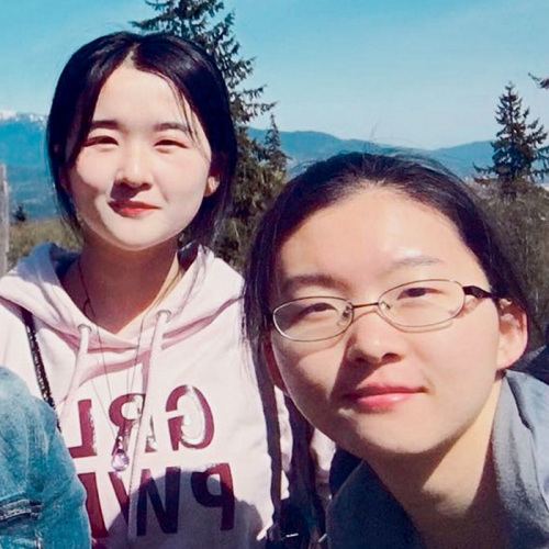 顧嘉瑤（右）、顧嘉玥雙雙獲麥基爾大學(xué)錄取。（加拿大《星島日?qǐng)?bào)》/受訪者供圖）