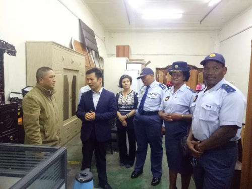 曹利和納馬奎利少將在當(dāng)?shù)厝A人警民合作中心陪同下看望僑胞。（中國(guó)駐開(kāi)普敦總領(lǐng)館網(wǎng)站）