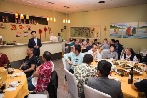 曹利向當(dāng)?shù)匦吕蟽S胞就領(lǐng)事預(yù)防工作做宣介。（中國(guó)駐開(kāi)普敦總領(lǐng)館網(wǎng)站）