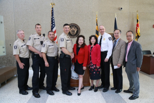 蒙郡警長(zhǎng)Darren Popkin(右三)在馬州蒙郡巡回法庭任命華裔Maxwell Uy(左四)出任蒙郡警長(zhǎng)辦公室副長(zhǎng)官，馬州參議員李鳳遷(中)、華裔小區(qū)代表張麗清(右四)、蔡德梁(右二)出席見證。(美國(guó)《世界日?qǐng)?bào)》/羅曉媛攝影)