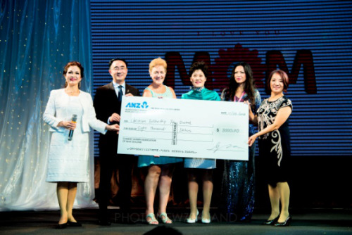 車衛(wèi)星會(huì)長、linda Chen執(zhí)行會(huì)長和Kathleen副會(huì)長把晚會(huì)現(xiàn)場收到的拍賣和愛心捐款中的NZ$8000當(dāng)場捐獻(xiàn)給Christian Fellowship For Disabled。