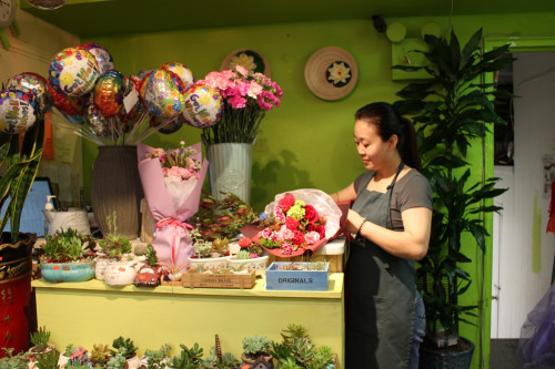 母親節(jié)送上一束康乃馨，讓媽媽開心元。(美國《》劉萍提供)