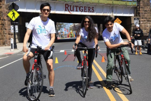 王相岳(左)是此行中唯一的中國留學生，將參與“夢想項目”沿美東2000哩騎行慈善籌款。(美國《世界日報》/王相岳提供)