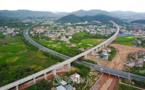 建設(shè)中的梅汕高鐵。至2020年，我市將初步形成以高速鐵路、高速公路為主骨架，快速對外的現(xiàn)代綜合交通運輸體系。