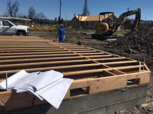 王潘瑞貽表示，她在Coffey Park 社區(qū)的房已重建十幾天，根據(jù)建筑商的預(yù)計(jì)，9到12周就能完工、領(lǐng)鑰匙入住。(美國《世界日報(bào)》王潘瑞貽供圖)