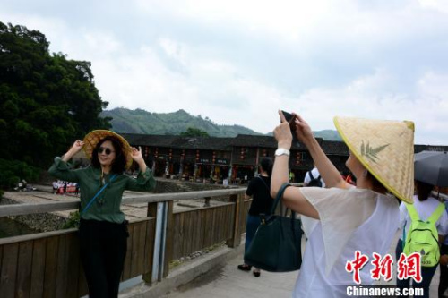 　南靖土樓云水謠景區(qū)吸引眾多游客駐足拍照?！埥鸫?攝