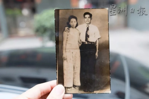 戴祖億手上持著的是公公與婆婆的合照。這張是公公寄去古田老家的照片，也因為這趟尋根之旅，才有機(jī)會看到公公婆婆年輕的樣貌。（馬來西亞《星洲日報》）