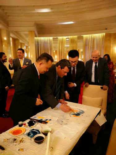 君壽指導(dǎo)世界拳擊理事會(huì)(WBC)總裁摩利士奧·蘇萊曼(前排右一)畫(huà)中國(guó)畫(huà)。(圖片來(lái)源：受訪者供圖)