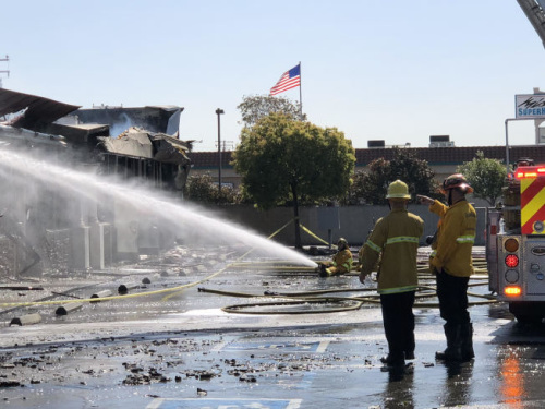 消防人員滅火。(美國《世界日?qǐng)?bào)》/張?jiān)?攝)