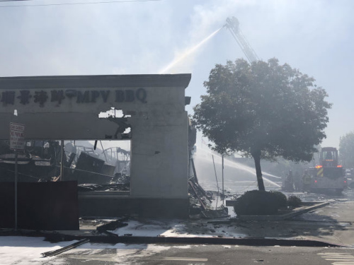 現(xiàn)場濃煙滾滾。(美國《世界日?qǐng)?bào)》/張?jiān)?攝)