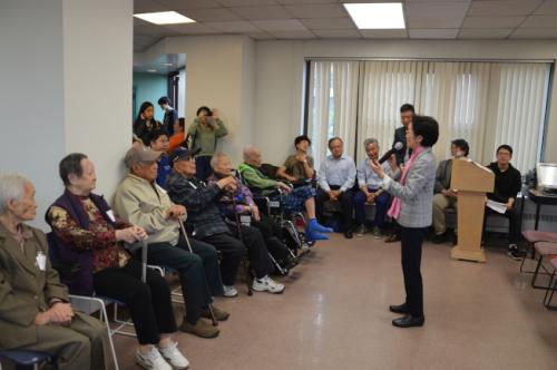 松柏大廈為亞裔傳統(tǒng)月和老人月舉辦慶典活動(dòng)。(美國(guó)《世界日?qǐng)?bào)》/牟蘭 攝)