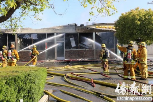  據目擊者稱，大火先從“永和豆?jié){”燒起。(美國《僑報》/高睿攝)