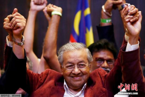 當(dāng)?shù)貢r(shí)間5月10日，馬來(lái)西亞前首相馬哈蒂爾在吉隆坡的八打靈再也(Petaling Jaya)慶祝贏得馬來(lái)大選。