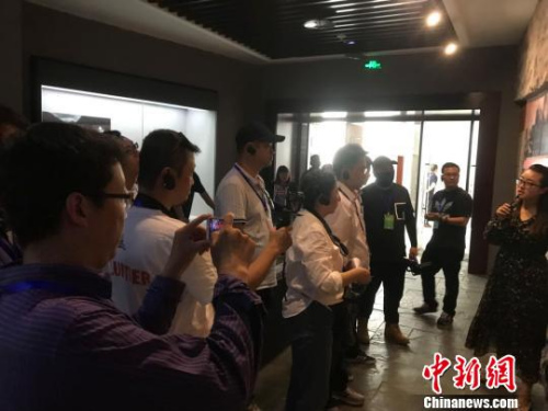 圖為海外華文媒體代表參觀紅軍飛奪瀘定橋紀(jì)念館?！≡酪劳?攝