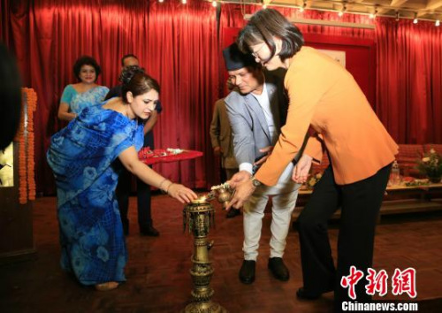 尼泊爾文化、旅游與民航部部長阿迪卡里，中國駐尼泊爾大使于紅為啟動儀式點燈?！埑恳?攝