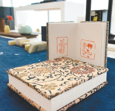 　在倫敦手工藝周“技藝中國”展上展出的富有中國特色的手工藝品。 本報記者 強 薇攝 