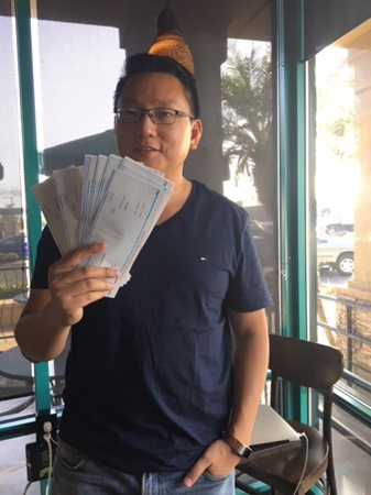 每張差價退款的支票背后就是連潤雄的創(chuàng)業(yè)商機(jī)。(美國《世界日報》/張宏 攝)