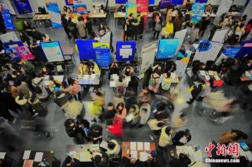 資料圖：天津舉行的一場(chǎng)招聘會(huì) 。 <a target='_blank' >中新社</a>記者 佟郁 攝